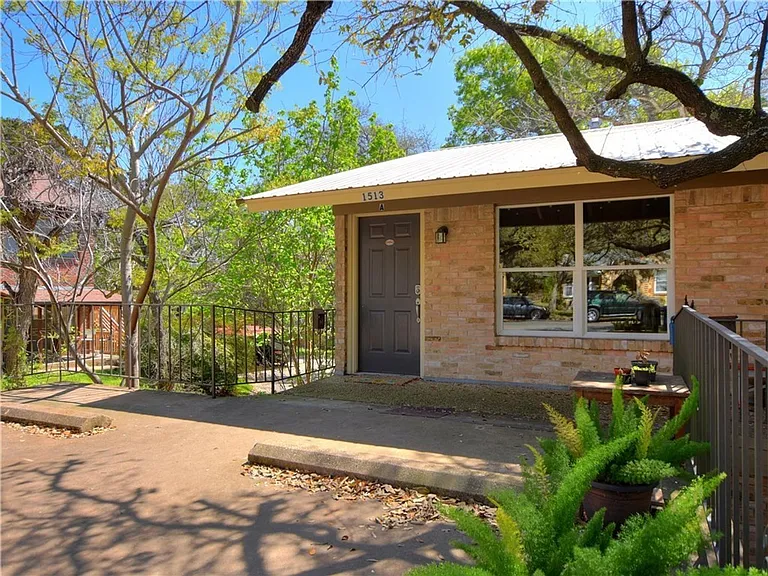 1513 Travis Heights Blvd — Photo 5