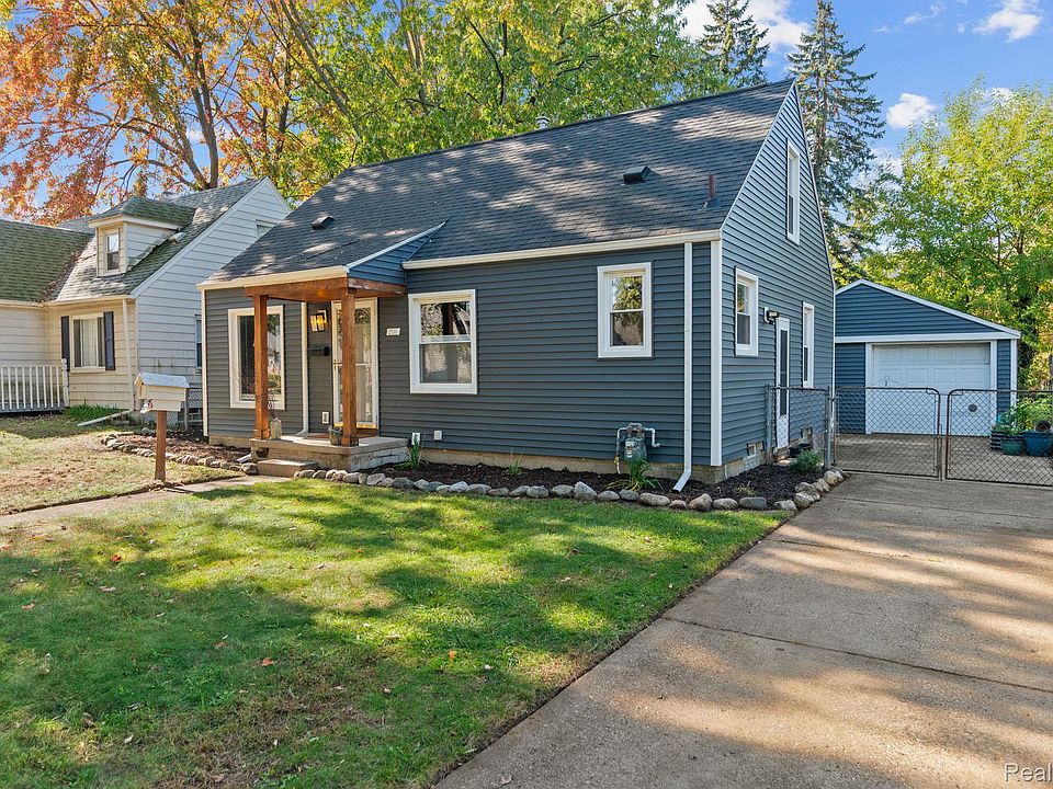 23241 Rensselaer St, photo 3