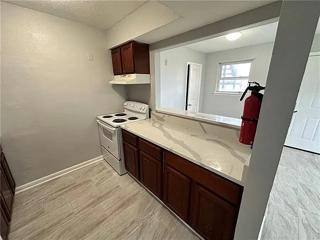 633 N Elm St #C — Photo 5