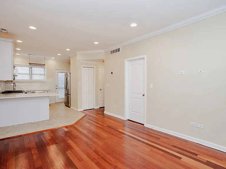 1362 W Greenleaf Ave #3A — Photo 4