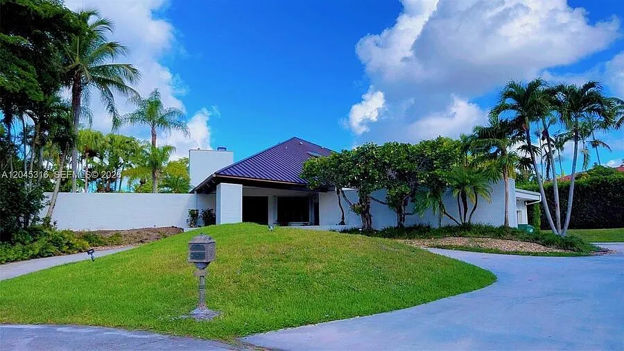 5 bed, 3.5 bath, 3889 sqft, $16,500 — Photo 2