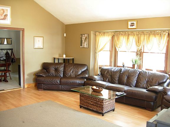 145 Irving Road Living Room