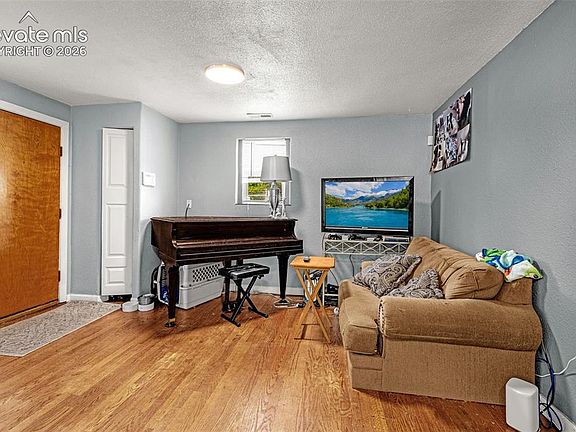 5th image of 526 Bonfoy Ave