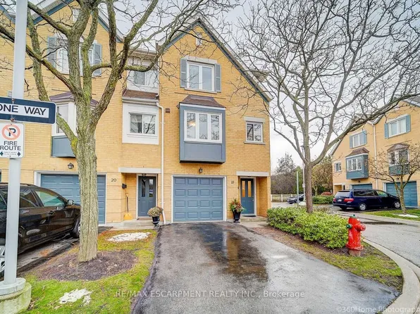 2300 Brays Ln #19, Oakville, ON L6M 3J9