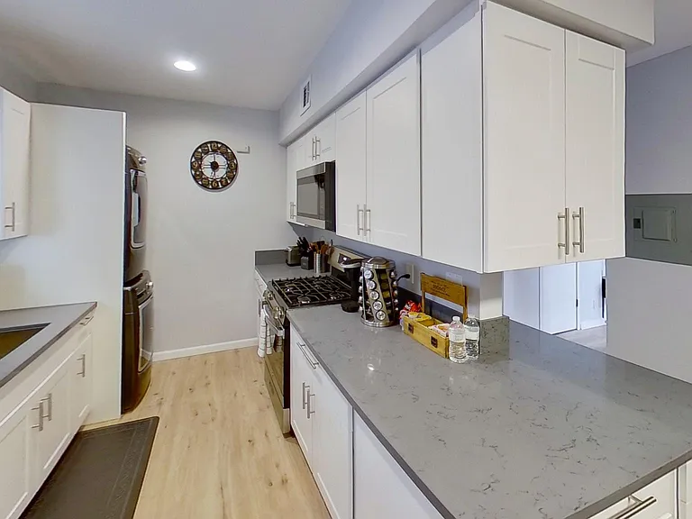11153 Morrison St — Photo 49