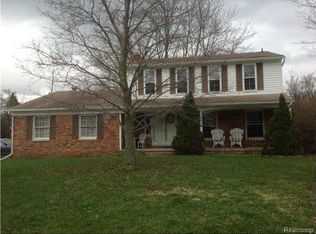2816 Walmsley Circle Dr, Lake Orion, MI 48360
