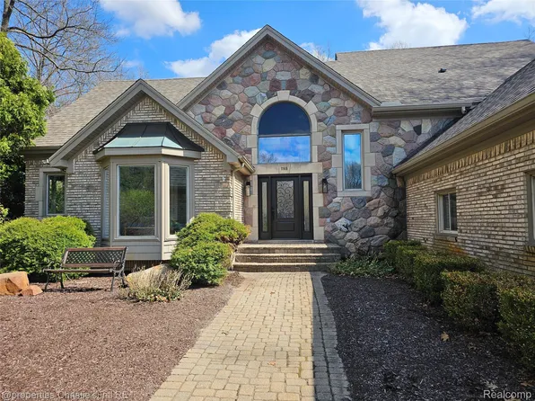 1168 Eagle Nest Dr, Milford, MI 48381