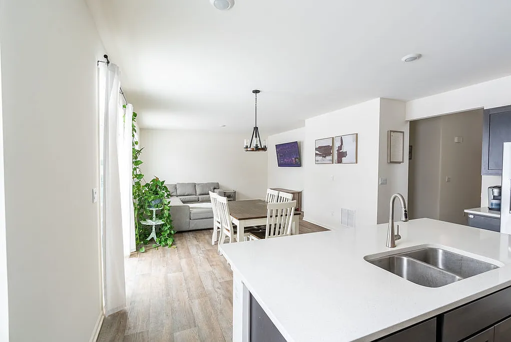 4 bed, 2.5 bath, 2407 sqft, $3,600 — Photo 4