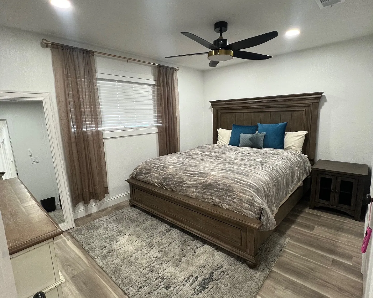 4 bed, 2.5 bath, 1164 sqft, $7,500 — Photo 2
