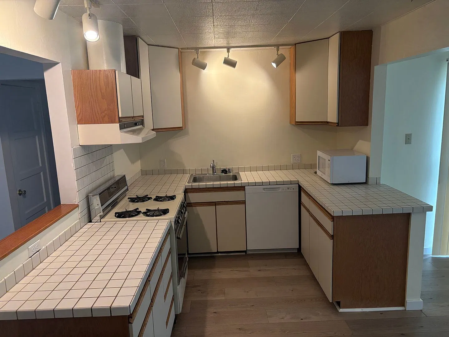 Charming 3 bedroom 2bath home available now! — Photo 3