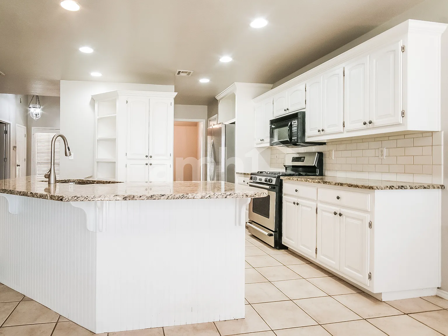 3 bed, 2.5 bath, 2328 sqft, $2,415 — Photo 4