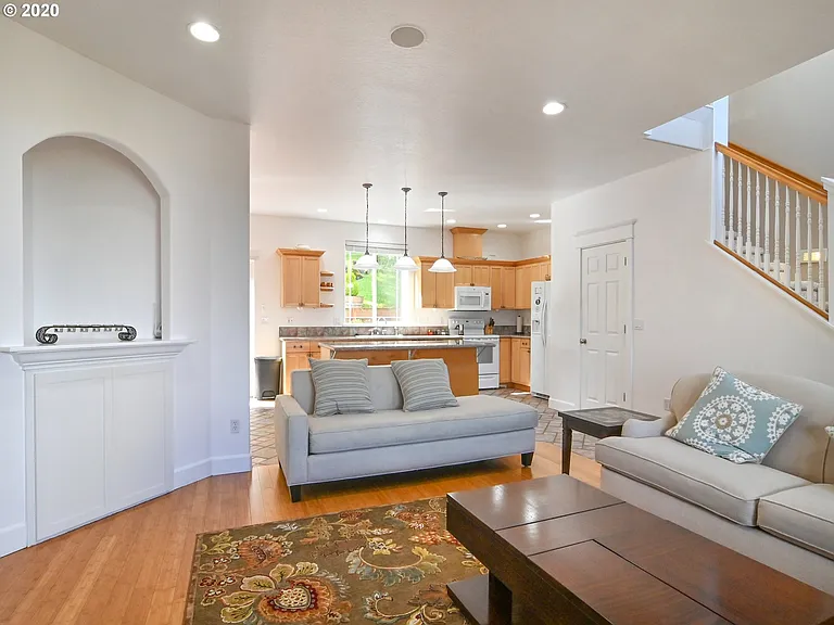 795 Queens Ave — Photo 9