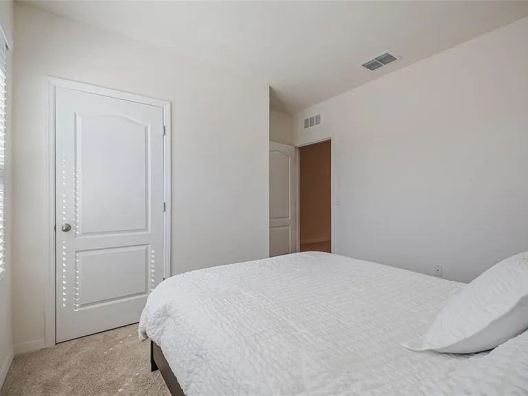 1126 Chichester Ct — Photo 10