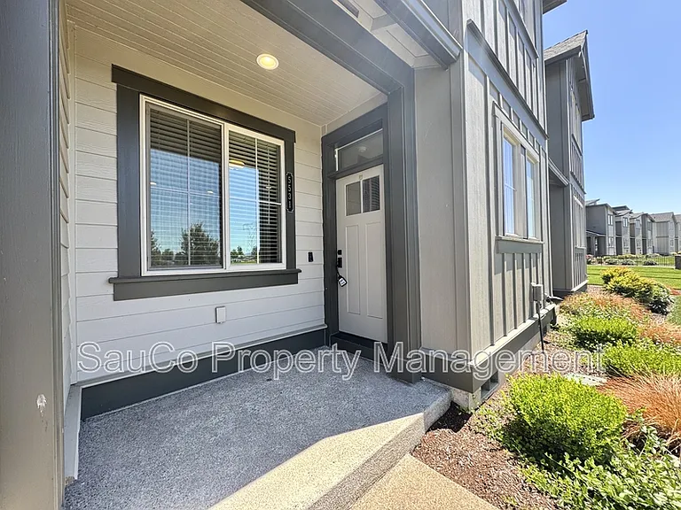 5531 SE Logan Ln — Photo 3