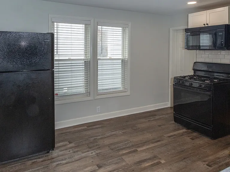 407 Willis Ave #1 — Photo 4