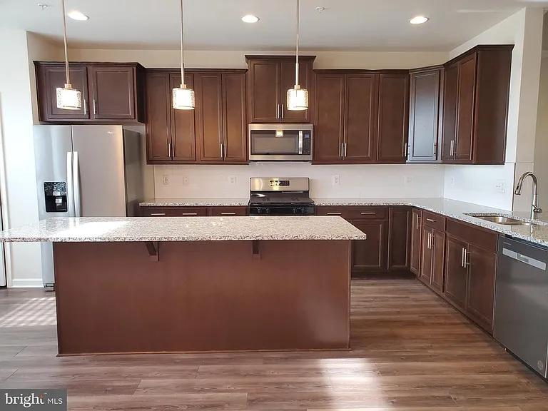 304 Faversham Pl — Photo 11