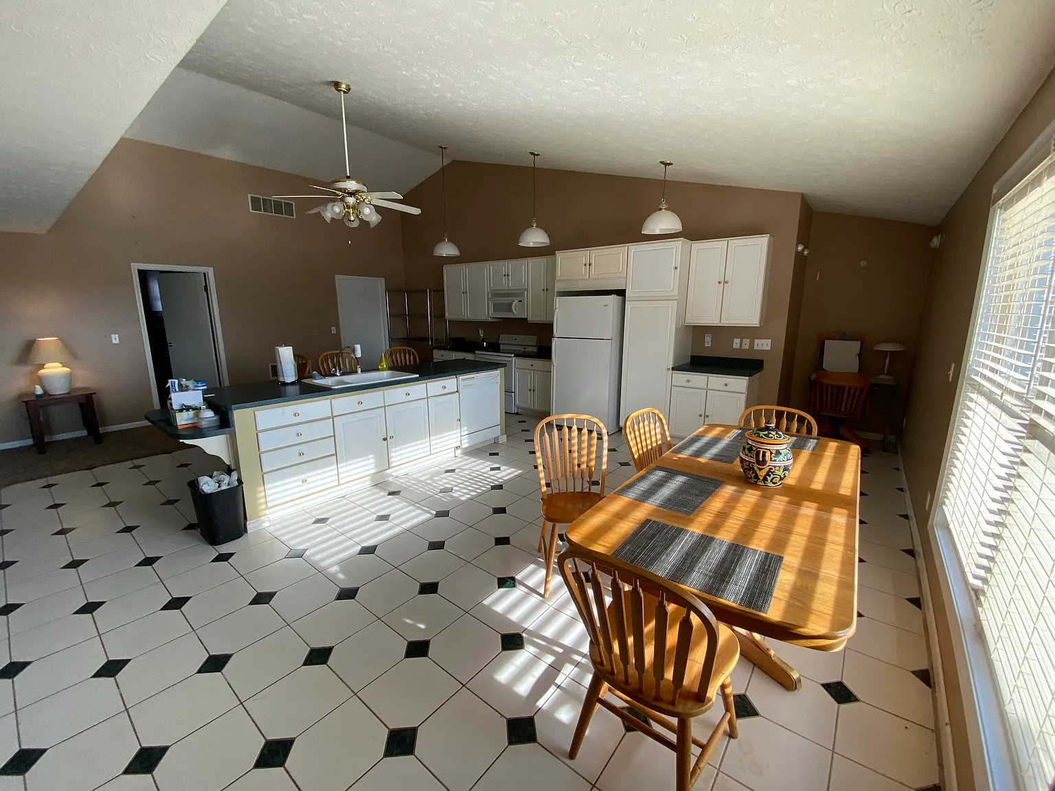 1 bed, 2032 sqft, $1,000 — Photo 2