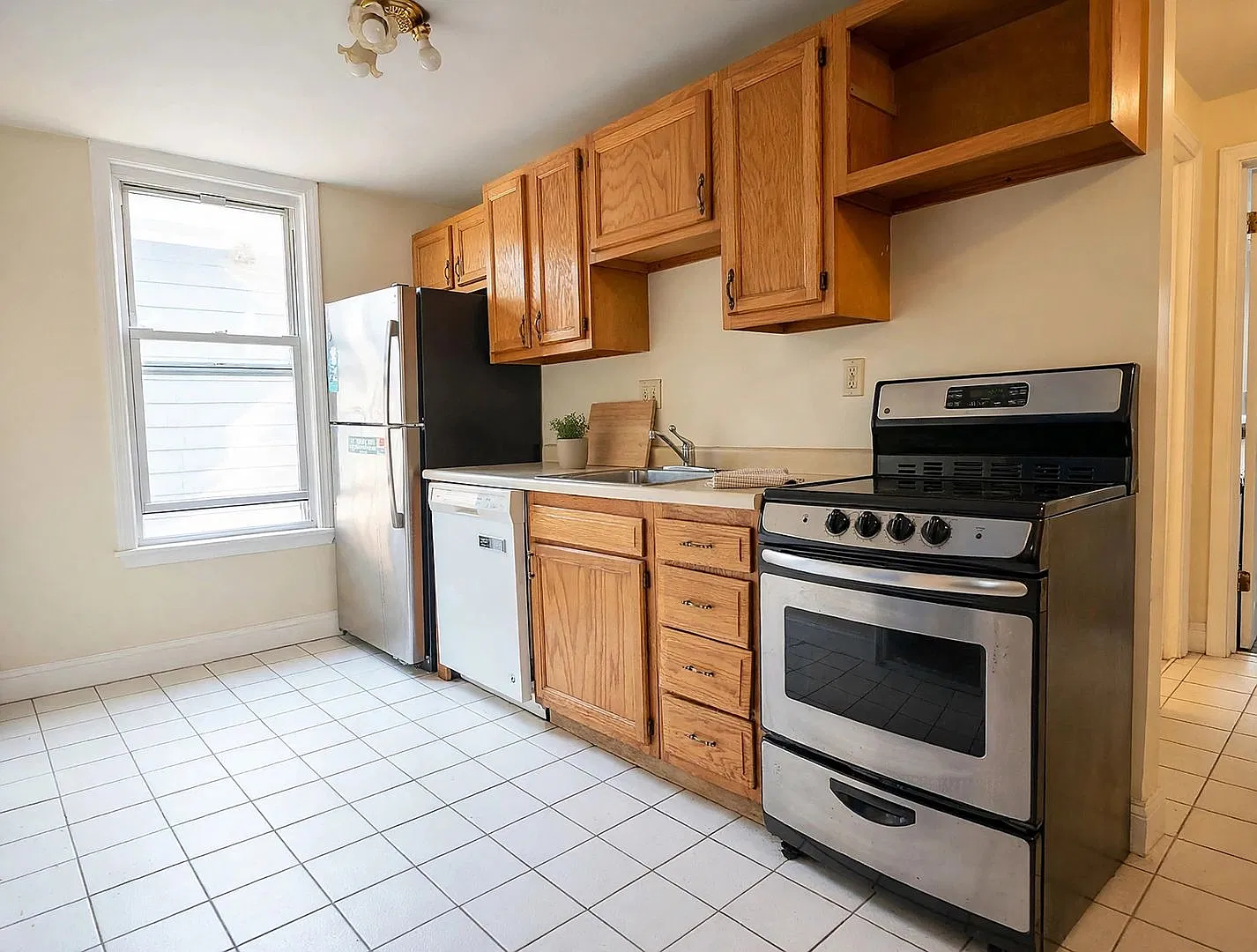 No Fee Apt Perfectly located near BU! Sunny & Spacious Apartment with 2 full bathrooms! — Photo 3