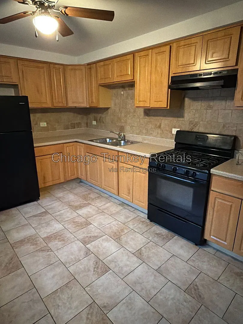 3 bed, 2.0 bath, 1091 sqft, $2,450 — Photo 3