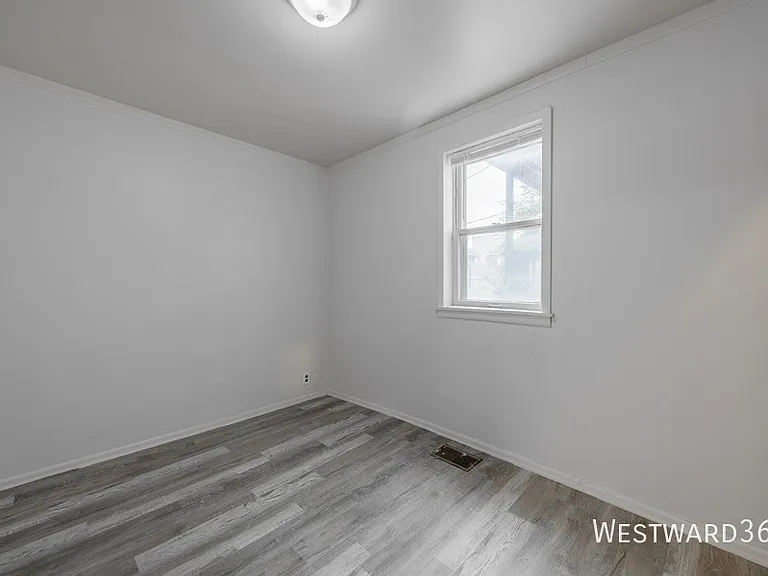 4901 Magoun Ave #1R — Photo 5