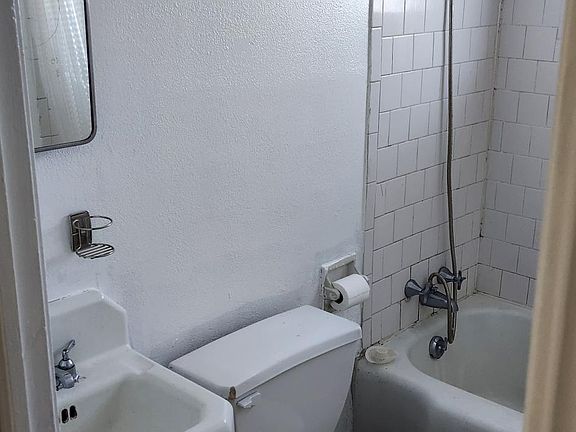 4th image of 323 Lexington Ave APT 6