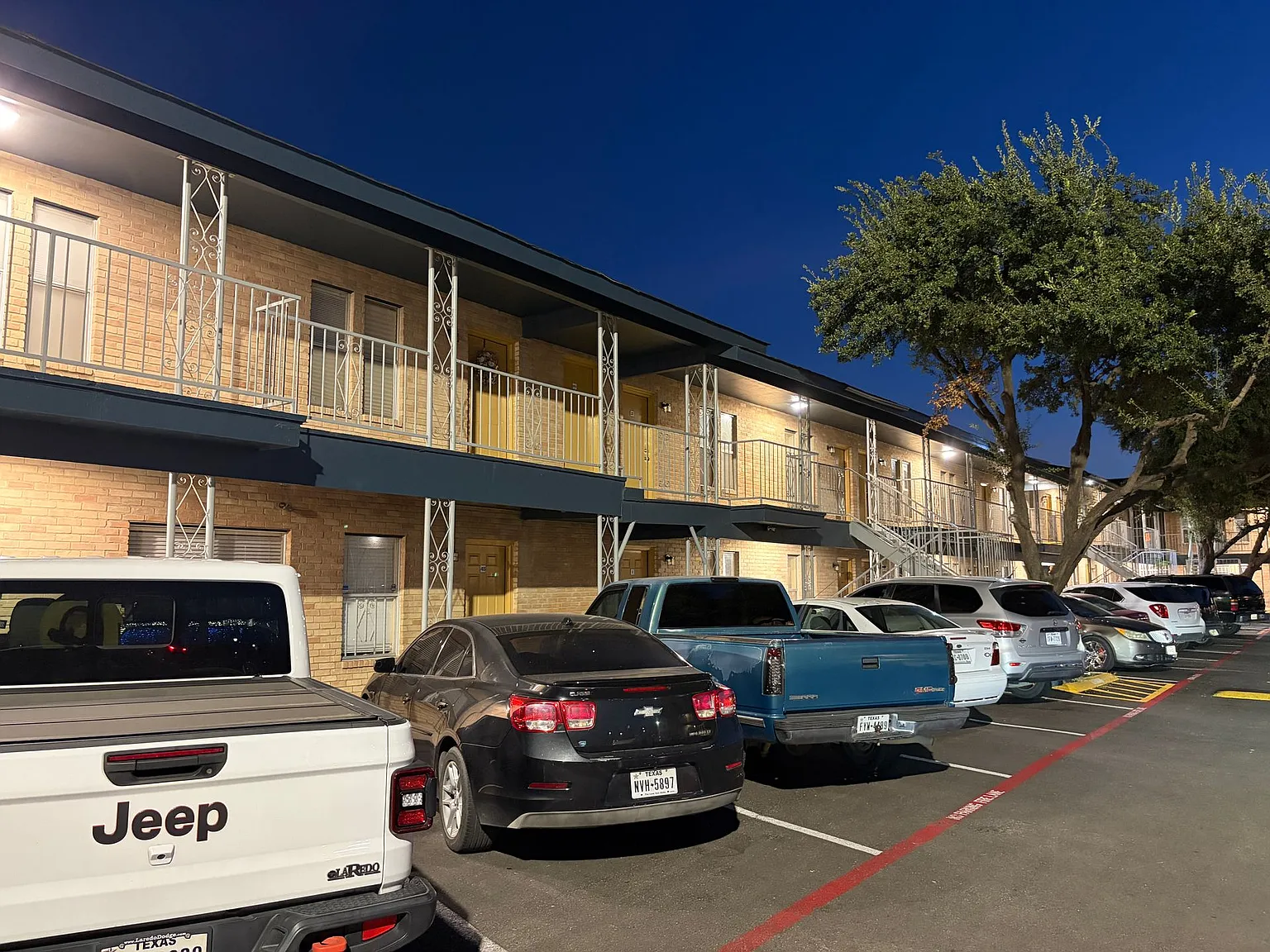 Town Oaks Apartments — Photo 1