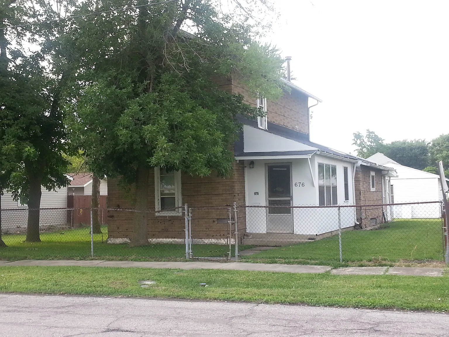 676 E George St photo 1