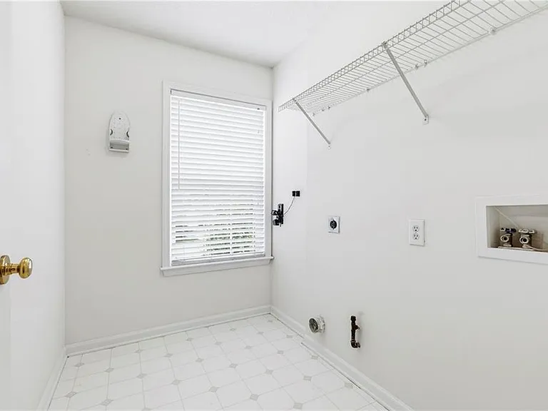 490 Chippenham Ct — Photo 32