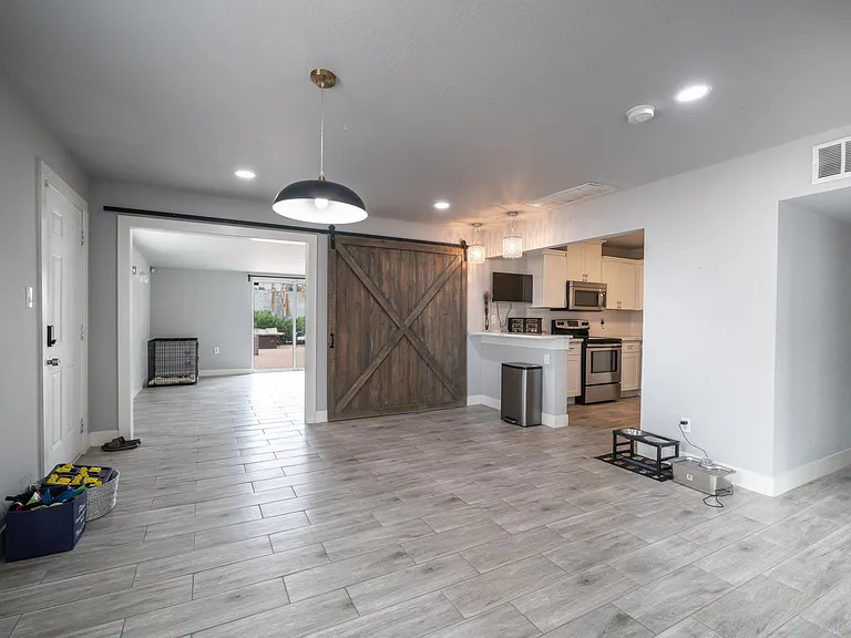 717 E Palmaire Ave — Photo 3