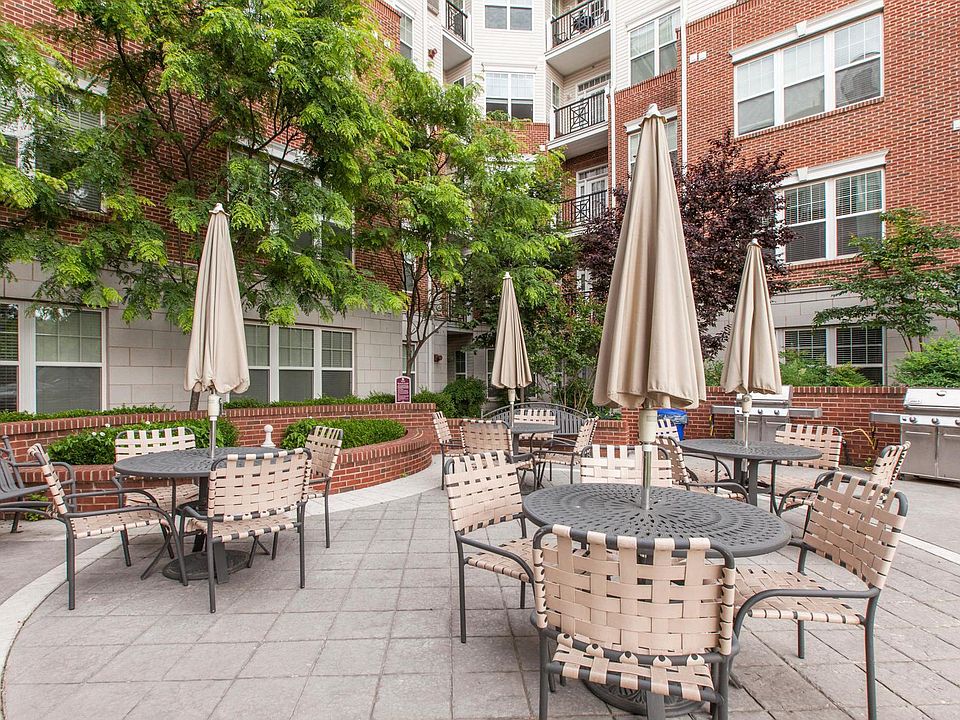 Courtyard with grills, tables and chairs