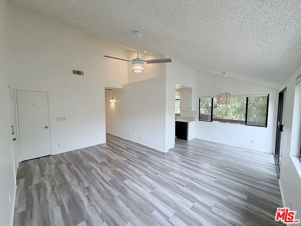 3 bed, 2.0 bath, 934 sqft, $3,100 — Photo 2