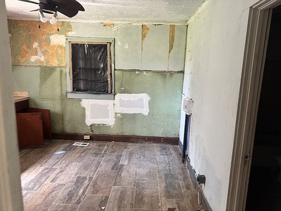 2nd image of 102 McArthur St