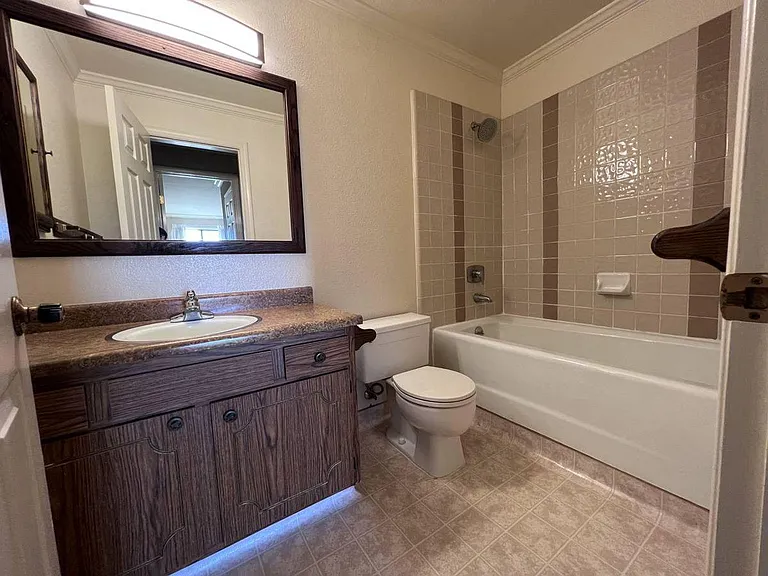 500 Poplar Avenue (903r) — Photo 11