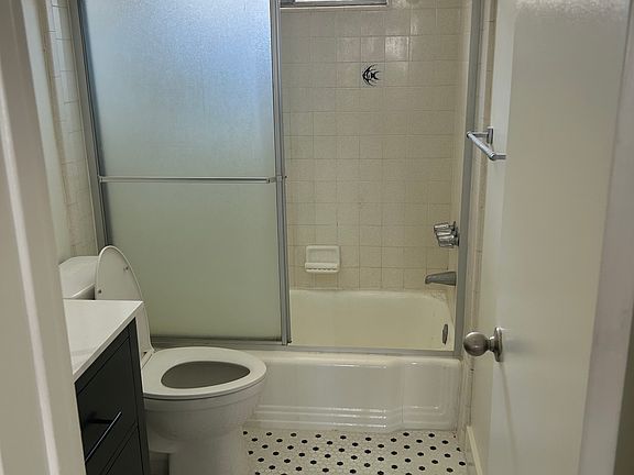 2nd image of 123 S Saint Andrews Pl APT 18
