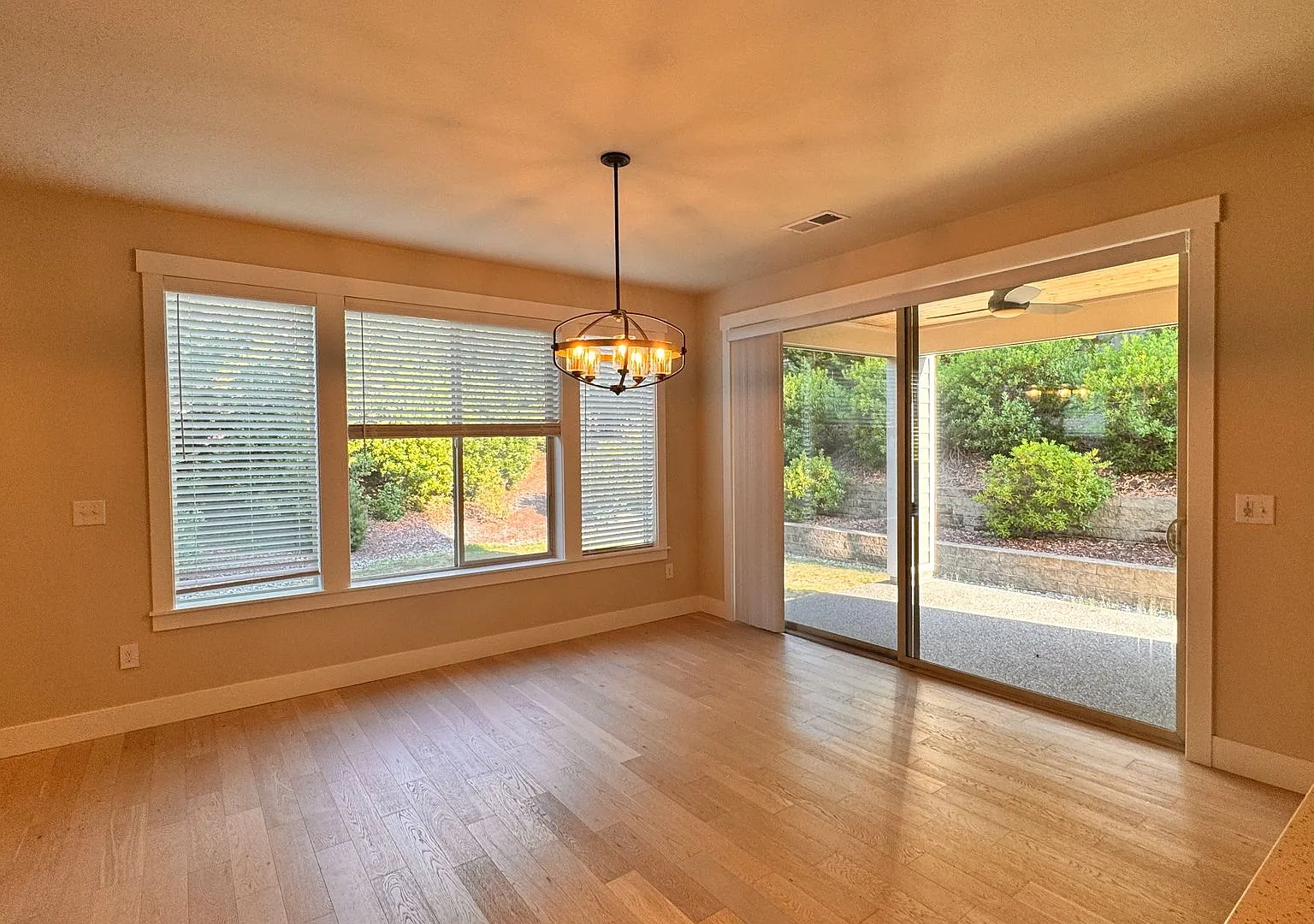 Beautiful Bright and Spacious 4 Bedroom Home in Renton — Photo 4