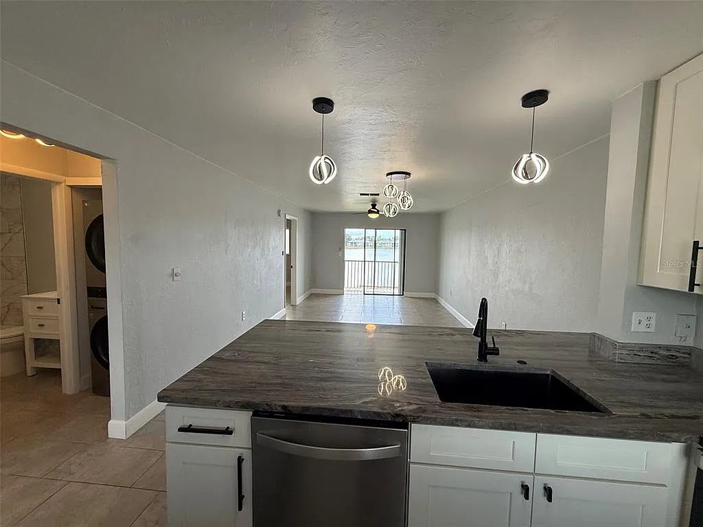 2 bed, 2.0 bath, 886 sqft, $1,600 — Photo 4