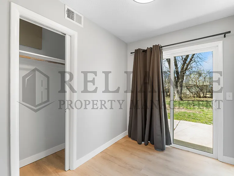 2239 S Millwood Ave — Photo 12