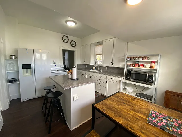 619 E 4th St — Photo 2