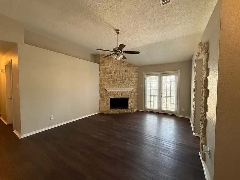 10206 Shayna Dr — Photo 2