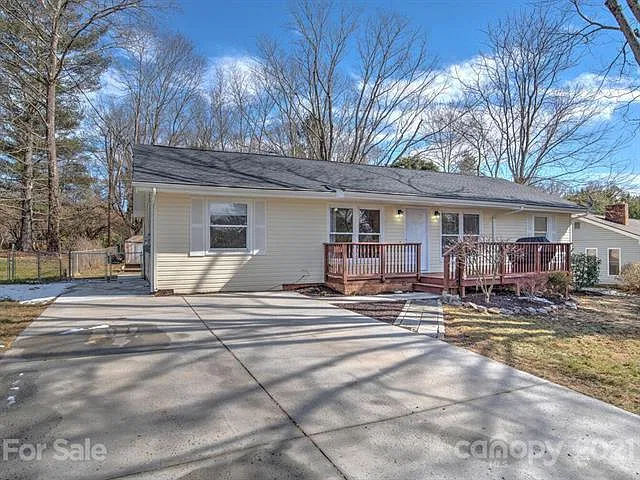 4 bed, 1.5 bath, 1394 sqft, $2,150 — Photo 2