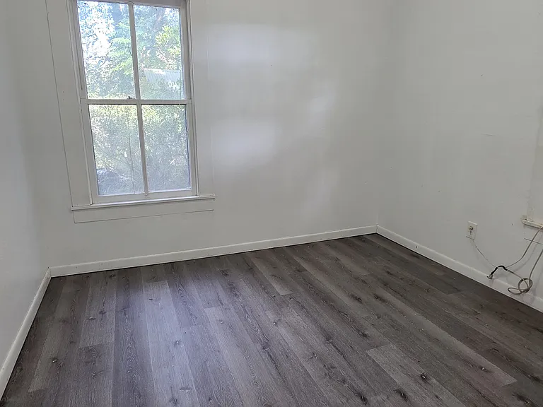 310 E Noble Ave — Photo 10