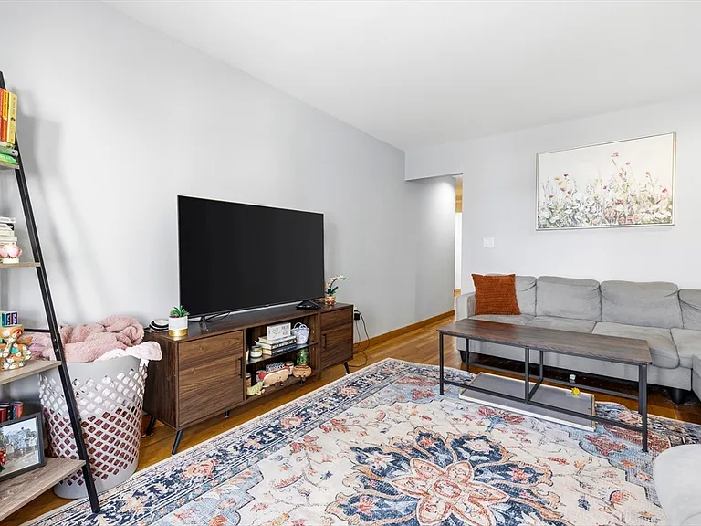 419 E 3rd St #1 — Photo 6