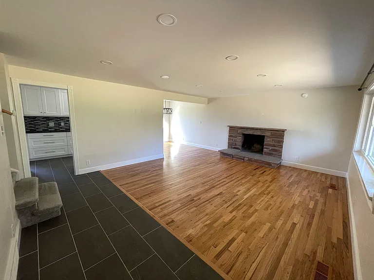 2851 E Maurice Dr — Photo 2