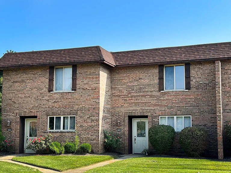 Crestbrook Apartments & Townhomes — Photo 15