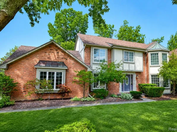 38757 Plumbrook Dr, Farmington Hills, MI 48331