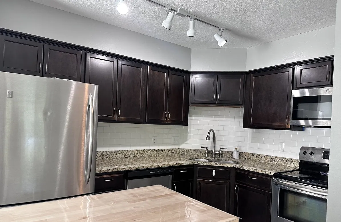 3 bed, 1348 sqft, $2,200 — Photo 4