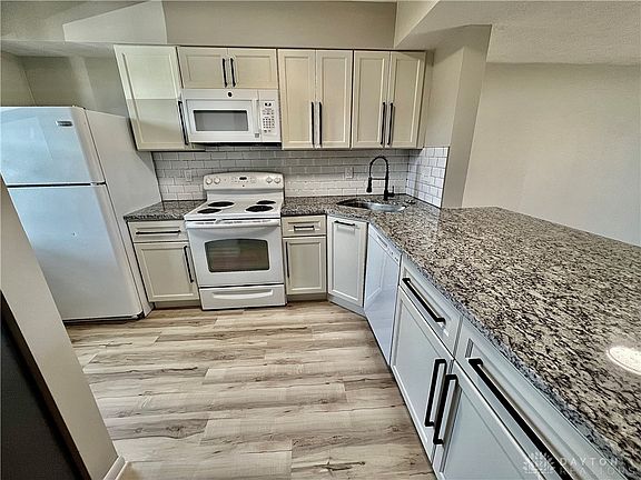 5th image of 300 Oak Creek Ct APT 16