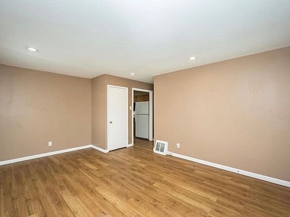 2nd image of 325 Caithness Rd
