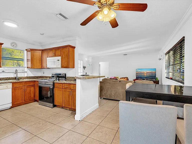 700 SW 5th Ct — Photo 22
