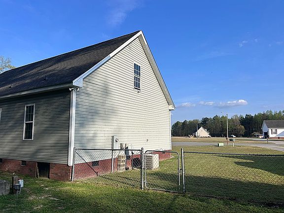 3rd image of 109 Glover Dr
